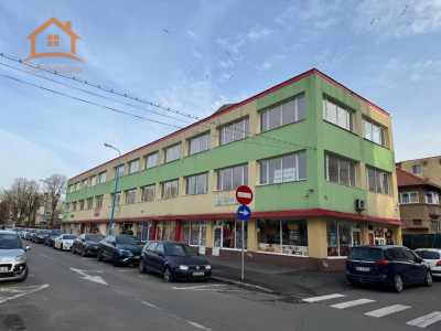 Zona pietii Tractorul, 900 mp, spatii comerciale dispuse pe doua etaje